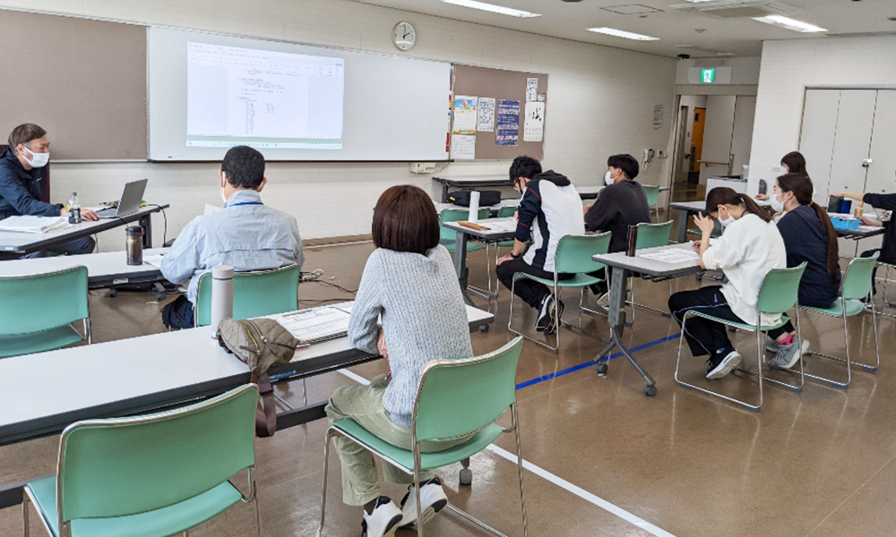 研修を受けながらスキル向上に取り組む職員の様子