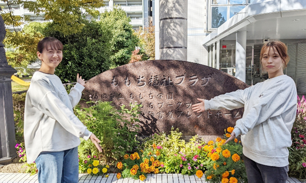 職員が事業所を紹介する様子