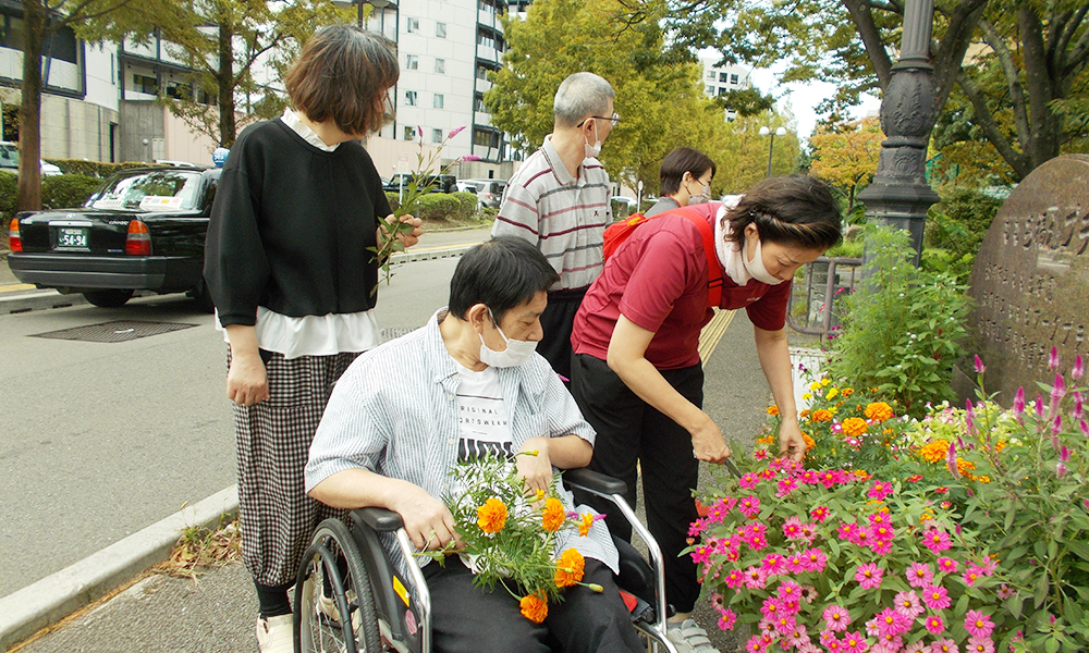 さまざまな支援の現場で働く職員の様子