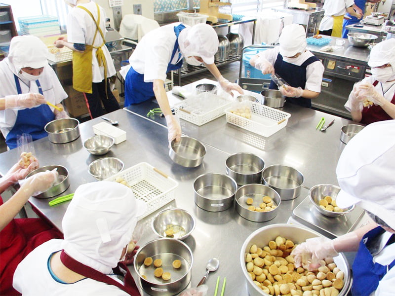 作業室で利用者と共にクッキー作りを行う様子