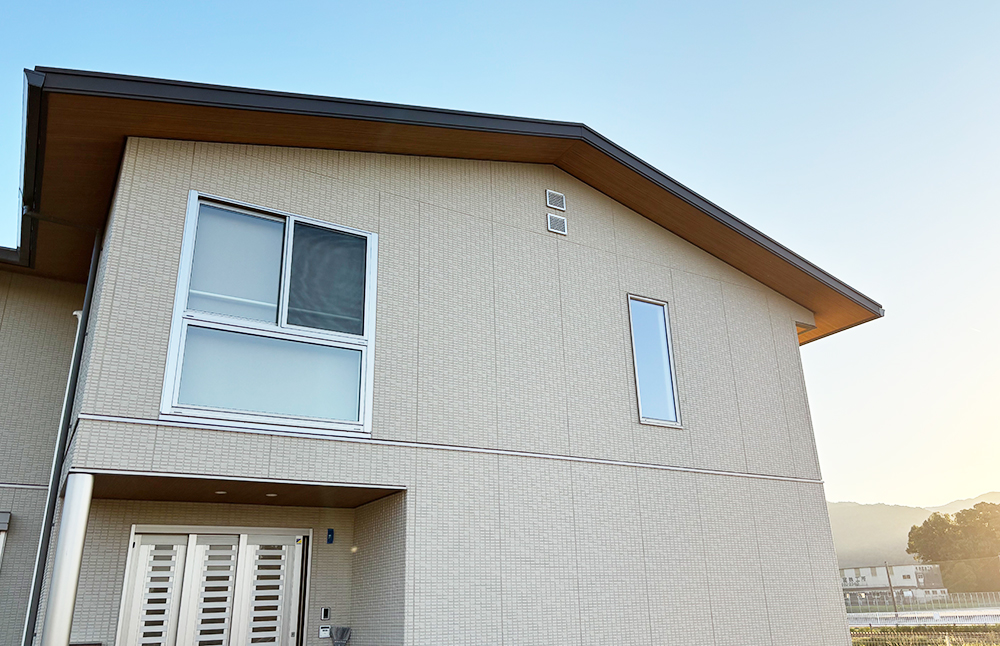 障がい福祉サービス事業所くれふるの外観の様子（建物上部）