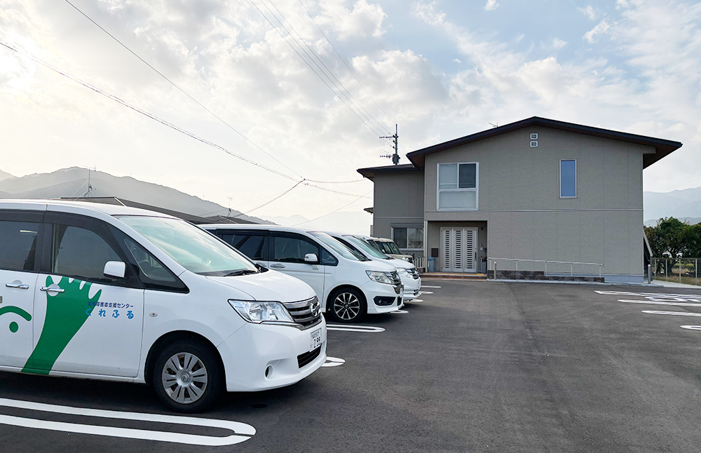 障がい福祉サービス事業所くれふるの外観の様子（建物上部）