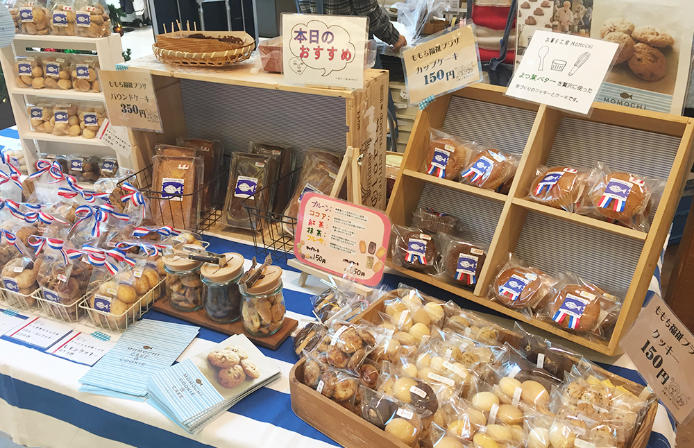 ももち福祉プラザの手作り商品の販売風景