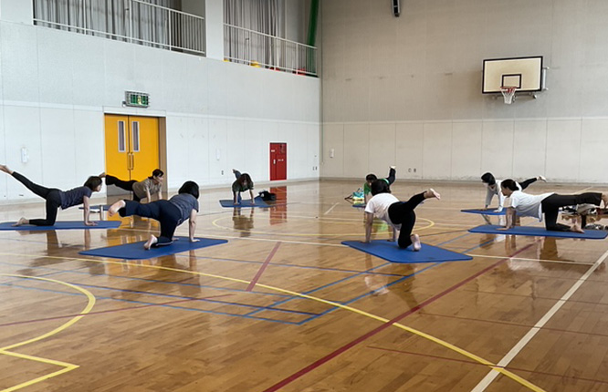 体育室を利用したストレッチ教室の様子